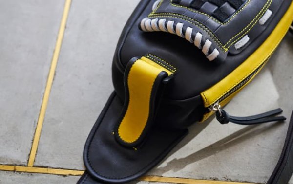 画像4: 阪神タイガースコラボ グローブボディバッグ (4)