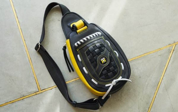 画像2: 阪神タイガースコラボ グローブボディバッグ (2)